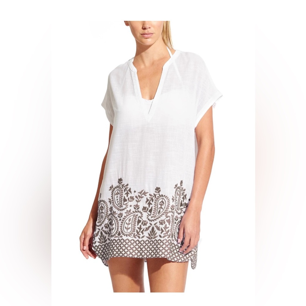 New without tag, Athleta Cream and White Blouse. Ideal for a casual.